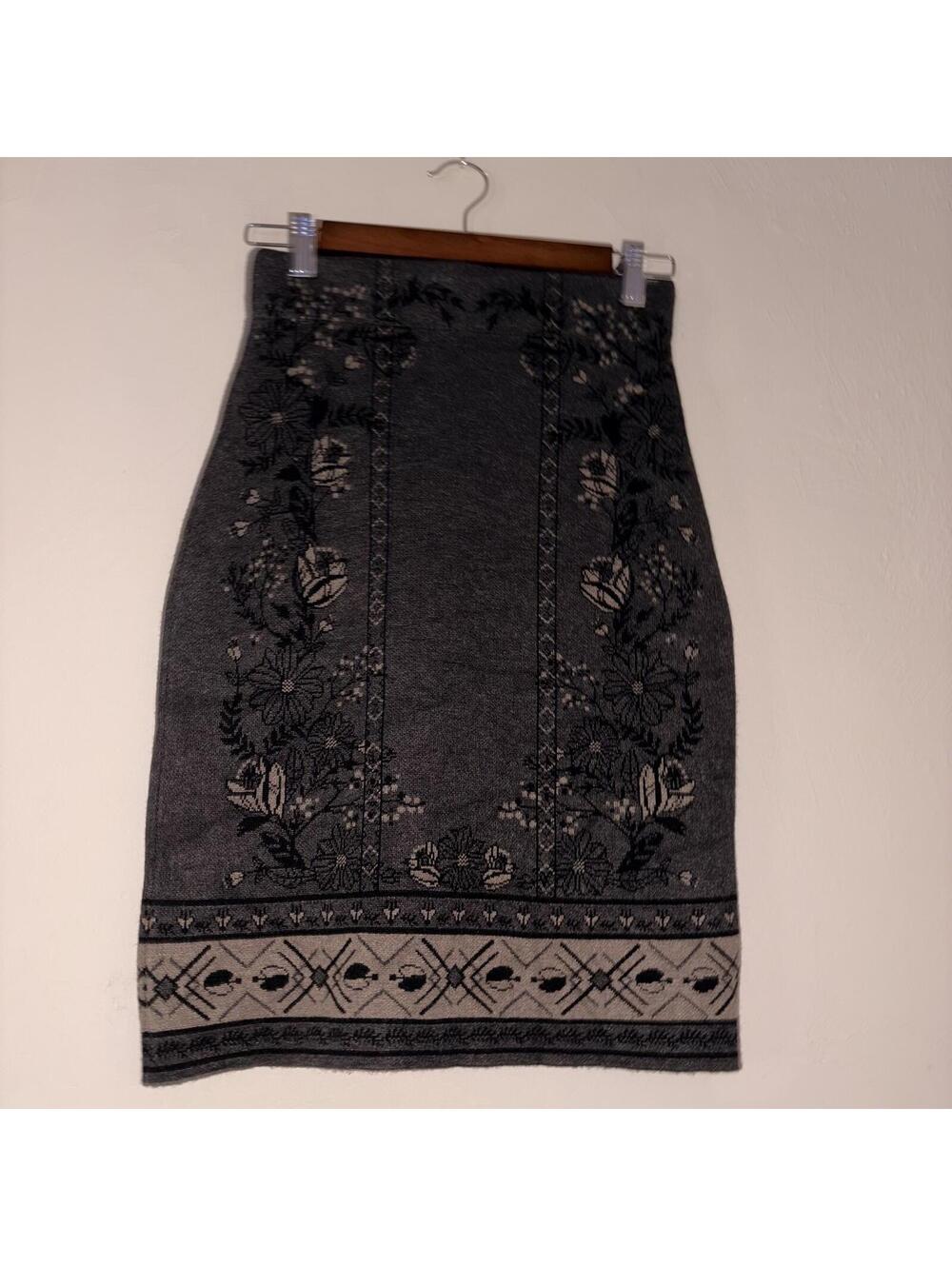Max Studio Grey Floral Pattern Knit Skirt Size XS